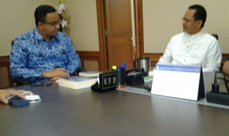 Afrizal Sinaro (kanan) berbincang dengan Mendikbud Anies Rasyid Baswedan.