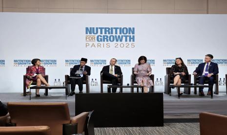 Afshan Khan, moderator yang juga Asisten Sekjen PBB dan Koordinator SUN Movement, menyimak secara serius paparan Amich Alhumami tentang MBG.
