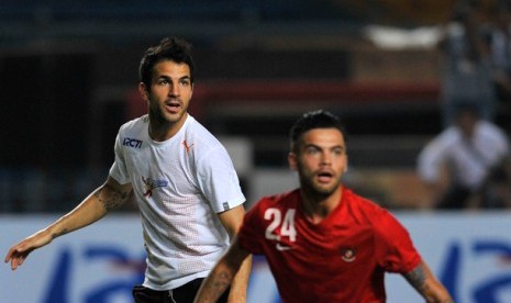 AGA EKSEBISI FABREGAS. Pesepakbola Spanyol Cesc Fabregas (kiri) berebut bola dengan pesepakbola Indonesia Diego Michiels pada laga eksebisi Fabregas and Friends vs Tim Garuda di Stadion Utama Gelora Bung Karno, Senayan, Jakarta, Kamis (5/7)