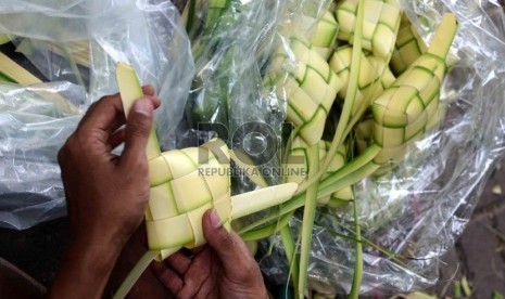 Agar ketupat tahan lama hingga 2 hari tanpa menggunakan pengawet boraks atau bleng, gantung ketupat hingga airnya tidak mengendap.