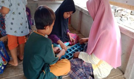 Agar proses pembelajaran tetap diminati, Rumah Literasi Desa Berdaya Cikeusik memiliki konsep belajar dan bermain sehingga bisa menciptakan keceriaan dan kegembiraan bagi peserta didik. Konsep belajar dan bermain dapat menumbuhkan kesadaran anak terhadap pentingnya meraih pendidikan, karena secara tidak langsung mereka diminta untuk terbiasa membaca buku, terbiasa mendengar cerita, dan terbiasa berinteraksi dengan sesama.