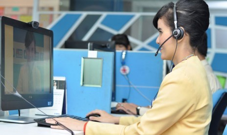 Agen contact center Halo BCA sedang melayani nasabah