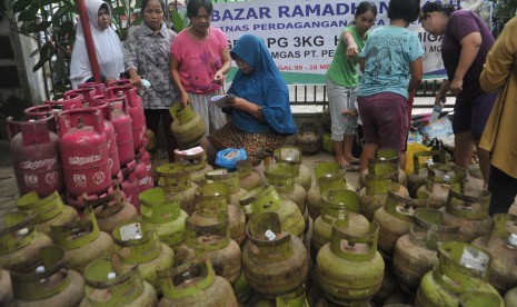 Agen dari Hiswana Migas melayani warga yang membeli gas elpiji tiga kg pada bazar Ramadhan di Kecamatan Seberang Ulu II Palembang,Sumsel, Senin (13/5/2019). 