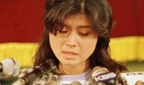 Agen perempuan Korea Utara, Kim Hyon-hui, saat konferensi pers di Seoul, Korea Selatan, pada 1988.