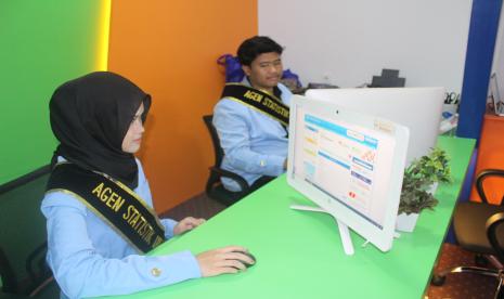 Agen Statistik Unisba sedang membuka data di Pojok Statistik.