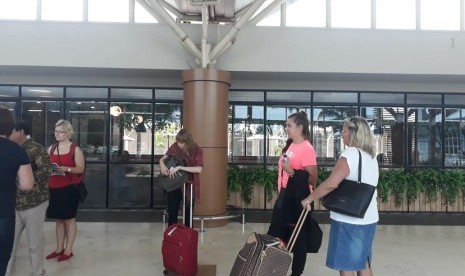 Agen travel dari Estonia usai famtrip Lombok di Bandara Internasional Lombok, NTB, Senin (28/1).