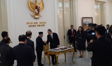 Agenda pertama Wakil Presiden Ma'ruf Amin usai dilantik, menerima kunjungan kehormatan Wakil Presiden China Wang di Istana Wakil Presiden, Jakarta, Ahad (20/10).