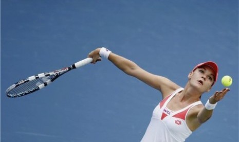 Agnieszka Radwanska, petenis Polandia, melepaskan servis saat menghadapi petenis Kazakhstan, Yulia Putintseva, di Kejuaraan Dubai 2013 di Dubai, Uni Emirat Arab, Rabu (20/2). 