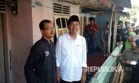 Agung B Firmansyah (pakai kacamata) guru tidak tetap SMP Satu Atap Cilangkap, Kecamatan Babakan Cikao, rumahnya akan digusur oleh Bupati Dedi Mulyadi untuk diperbaiki, Selasa (2/5). 