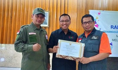 Agung Heru Setiawan, Direktur Utama Laznas LMI, bersama para relawan.