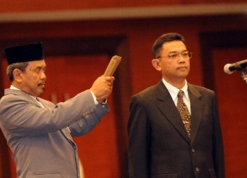 Agung Kuswandono (kanan) saat pelantikan menjadi Direktur Jenderal (Dirjen) Bea dan Cukai Kementerian Keuangan di Gedung Djuanda 1, Jakarta, Senin (25/4).