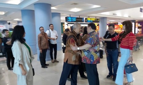 Agung Laksono bersama Alex Noerdin dan pengurus Golkar Sumsel saat keberangkatan melalui ruang keberangkatan Umum di Bandara SMB II Palembang, Ahad (7/10).