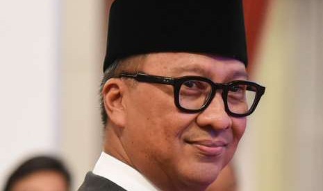 Agus Gumiwang Kartasasmita bersiap mengikuti upacara pelantikan dirinya menjadi Menteri Sosial di Istana Negara, Jakarta, Jumat (24/8). Agus Gumiwang dilantik sebagai Menteri Sosial karena Idrus Marham mengundurkan diri seusai menerima surat penyidikan dari KPK terkait kasus suap proyek PLTU Riau-1.