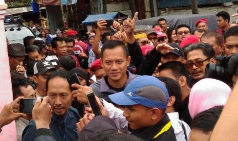 Agus Harimurti Yudhoyono (AHY) blusukan menemui warga di Jalan Kebon Bawang, Tanjung Priok, Jakarta Utara, Selasa (15/11).