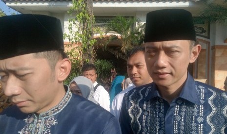 Agus Harimurti Yudhoyono (AHY) dan Ibas Baskoro Yudhoyono saat Salat id di masjid Al-Istiqomah,  Cikeas, Kabupaten Bogor, Jawa Barat pada, Rabu (5/6).