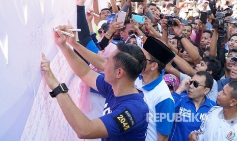 Agus Harimurti Yudhoyono (AHY), dan Tuan Guru Bajang (TGB) Muhammad Zainul Majdi menandatangani banner stop hoax dan fitnah di Car Free Day di Mataram, NTB, Ahad (7/5).