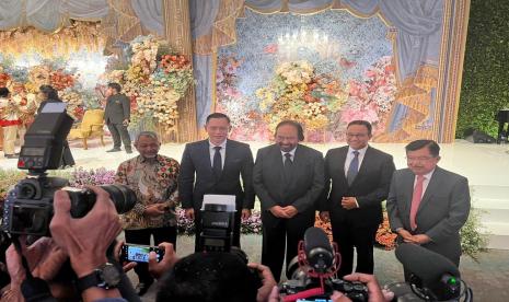 Agus Harimurti Yudhoyono (AHY), Surya Paloh, dan Akhmad Syaiku berfoto bersama kandidat capres Anies Rasyid Baswedan didampingi M Jusuf Kalla.