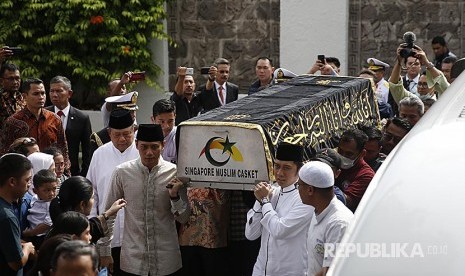 Agus Harimurti Yudhoyono dan Edhie Baskoro Bambang Yudhoyono mengangkat peti jenazah Ani Yudhoyono menuju gedung KBRI di Singapura, Sabtu (1/6)