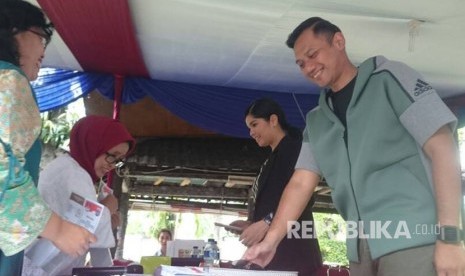 Agus Harimurti Yudhoyono menggunakan hak pilihnya di TPS 06, Jalan Cibeber I, Rawa Barat, Kebayoran Baru, Jakarta Selatan, Rabu (19/4).