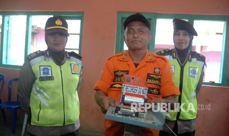  Agust Kepala Operasi Peralatan Komunikasi SAR memperlihatkan Black Box Helikopter Daupin yang jatuh di Gunung Butak, Temanggung. 