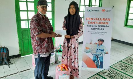 Agustiwa (Relawan Rumah Zakat) menyalurkan santunan yatim dan dhuafa dari PT Jaminan Pembiayaan Askrindo Syariah (Askrindo Syariah). Pemberian santunan dan paket pendidikan dalam rangka MILAD ke-9 ini dilaksanakan di Masjid Riyadhusholihin.