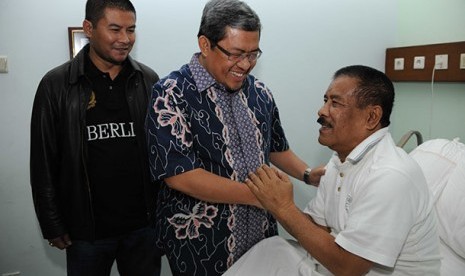 Aher menjenguk Manajer Persib di rumah sakit