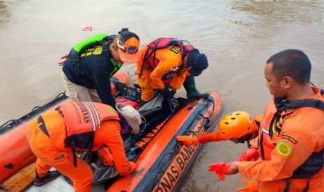 Ahim (70), warga Kampung Putes, Desa Cibodas yang tergelincir di sungai Citarik, Kabupaten Bandung, Senin (29/4) dan hilang berhasil ditemukan Rabu (1/5) pagi. Kondisi korban saat pertama kali ditemukan oleh petugas diketahui telah meninggal dunia. 