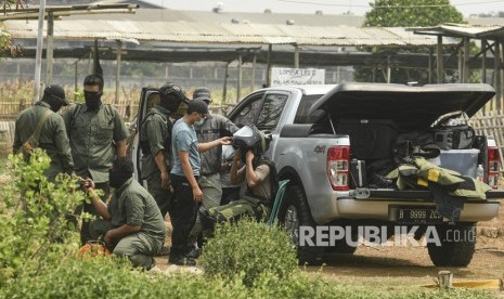 Ahli bahan peledak (penjinak bom) dari Tim Densus 88 Anti Teror Polri bersiap meledakan bom yang ditemukan dari lokasi tempat tinggal terduga teroris di Kelurahan Semper Barat, Cilincing, Jakarta Utara, Senin (23/9/2019). 