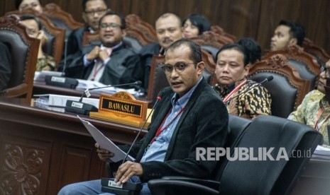 Ahli dari pihak terkait Prof Edward Omar Syarief Hiariej (tengah) memberikan keterangan dalam sidang Perselisihan Hasil Pemilihan Umum (PHPU) presiden dan wakil presiden di Gedung Mahkamah Konstitusi, Jakarta, Jumat (21/6/2019). 