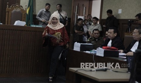  Ahli Hukum dan Kriminologi UI Eva Achzani Zulfa memasuki ruangan untuk memberikan keterangan saat menjadi saksi ahli dalam sidang kasus pembunuhan Wayan Mirna Salihin dengan terdakwa Jessica Kumala Wongso di Pengadilan Negeri Jakarta Pusat, Senin (19/9).