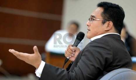 Ahli hukum pidana UMJ Chairul Huda memberikan keterangan saat lanjutan sidang lanjutan dugaan suap kasus proyek Hambalang dengan terdakwa Mantan Ketua DPP Demokrat Anas Urbaningrum di Pengadilan Tipikor, Jakarta, Kamis (4/9).(Republika/ Wihdan)