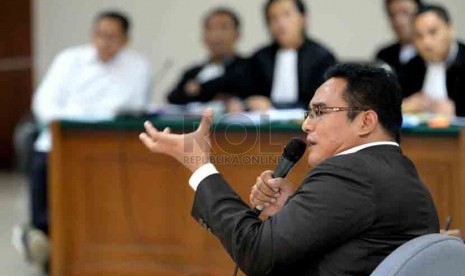 Ahli hukum pidana UMJ Chairul Huda memberikan keterangan saat lanjutan sidang lanjutan dugaan suap kasus proyek Hambalang dengan terdakwa Mantan Ketua DPP Demokrat Anas Urbaningrum di Pengadilan Tipikor, Jakarta, Kamis (4/9).(Republika/ Wihdan)