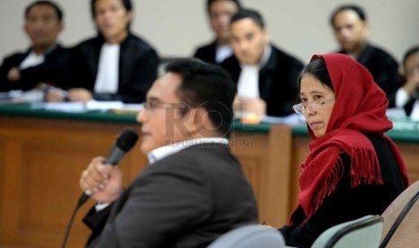 Ahli ilmu politik UI Chusnul Maria (kanan) memerhatikan Ahli hukum pidana UMJ Chairul Huda memberikan keterangan saat lanjutan sidang lanjutan Anas Urbaningrum di Pengadilan Tipikor, Jakarta, Kamis (4/9).(Republika/ Wihdan)