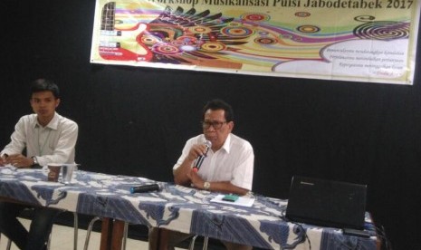 Ahli sastra dan kritikus sastra Indonesia Prof  Maman S Mahayana (kanan) tampil pada workshop musikalisasi puisi di PDS HB Jassin Jakarta. 