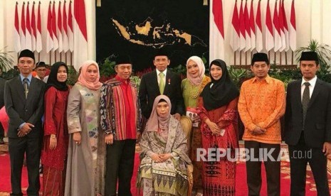 Ahli Waris Hj Siti Rauhun didampingi Hj Siti Raehanun, dan Gubernur NTB TGH Muhammad Zainul Majdi saat menerima gelar pahlawan nasional TGKH Muhammad Zainuddin Abdul Madjid di Istana Negara, Jakarta, Kamis (9/11). TGKH Muhammad Zainuddin Abdul Madjid menjadi pahlawan nasional pertama yang berasal dari NTB.