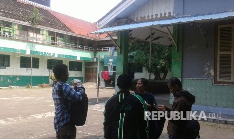 Ahli waris veteran meminta Dinas Pendidikan membangun kembali SMPN 22 yang dibongkar