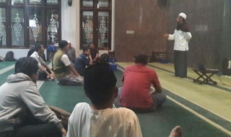 Ahmad Alam mengisi kajian tentang pareting cara Islam di Masjid Alumni IPB Bogor setiap Ahad, ba'da Maghrib.