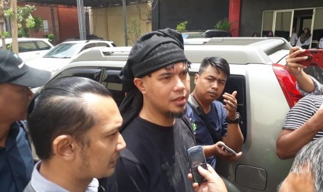 Ahmad Dhani Prasetyo arrives at East Java Police headquarters, Surabaya, Thursday (Jan 17). 