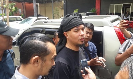 Ahmad Dhani Prasetyo mendatangi Mapolda Jatim, Surabaya, Kamis (17/1). Kedatangannya tersebut terkait pelimpahan tahap dua kasus pencemaran nama baik yang melibatkannya, dari Polda Jatim ke Kejati Jatim.