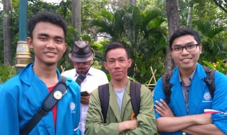 Ahmad Fachrurozi (kanan), mahasiswa AMIK BSI  Jakarta kampus Ciputat, meraih juara lomba baca puisi tingkat nasional berjudul 