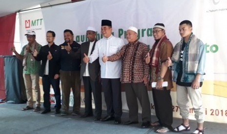 Ahmad Farhan, (paling kanan) menjadi salah satu peserta yang mengikuti kegiatan hapus tato yang digelar Majelis Taklim Telkomsel di Masjid Cut Meutia, Sabtu (27/1)