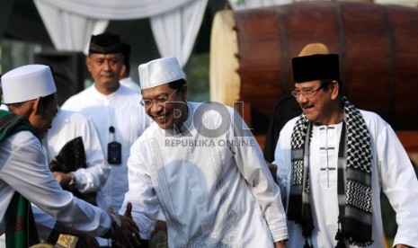   Ahmad Fathanah (kiri) bersama Zulkarnaen Djabar (tengah) usai mengikuti Shalat Ied di LP Cipinang, Jakarta, Kamis (8/8).(Republika/Wihdan Hidayat)