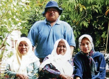 Ahmad Fauzi Ismail (belakang) bersama keluarga. 