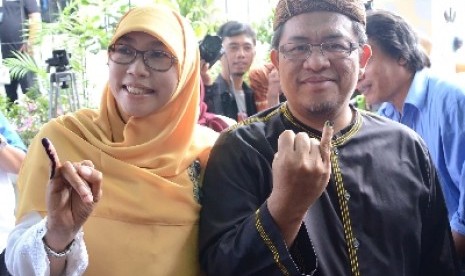 Ahmad Heryawan berserta istri. 