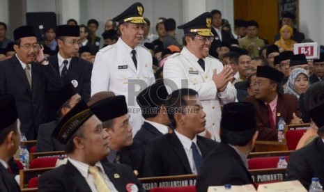  Ahmad Heryawan dan Deddy Mizwar berjalan di antara tamu undangan saat dilantik menjadi Gubernur dan Wakil Gubernur Jabar masa jabatan 2013-2018 oleh Mendagri Gamawan Fauzi mewakili Presiden RI di Gedung Merdeka, Bandung, Kamis (13/6).    (Republika/Edi Yu