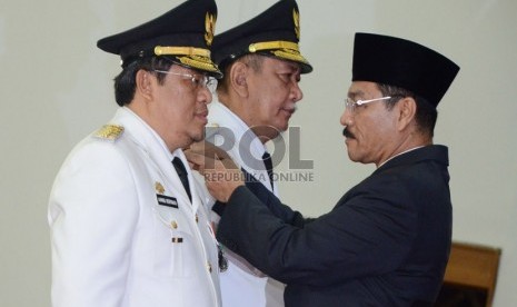  Ahmad Heryawan dan Deddy Mizwar berjalan dilantik menjadi Gubernur dan Wakil Gubernur Jabar masa jabatan 2013-2018 oleh Mendagri Gamawan Fauzi mewakili Presiden RI di Gedung Merdeka, Bandung, Kamis (13/6).      (Republika/Edi Yusuf)