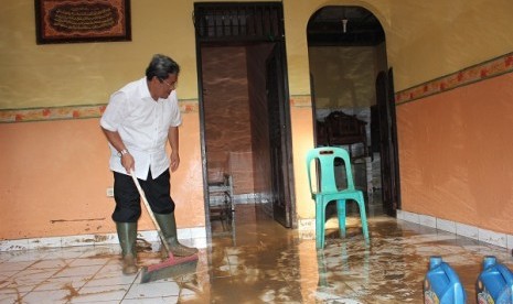 Ahmad Heryawan sedang membersihkan lumpur