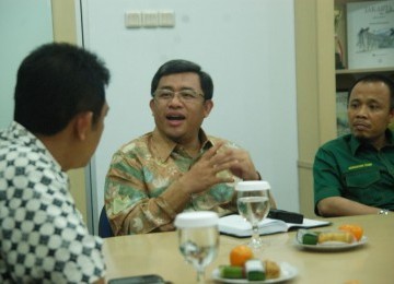 Ahmad Heryawan (tengah)