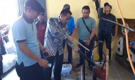 Ahmad Sudarna (kaos biru muda) bersama Kadisdik Purwakarta, Purwanto, saat mempraktikan penyulingan sampah plastik menjadi BBM, Kamis (18/7). 