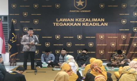 Ahmad Syauqi Suratno (berdiri) saat mengisi Pengajian Akbar Pekan Muharram bertema Memajukan Ekonomi dan Politik Ummat di Kantor Dewan Pengurus Wilayah (DPW) Partai Ummat Daerah Istimewa Yogyakarta (DIY), Senin (22/8/2022) malam.